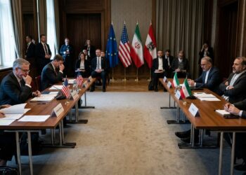 جمود دبلوماسي وتحذيرات حاسمة: كبير المفاوضين الإيرانيين يؤكد غياب التقدم في مباحثات واشنطن وطهران