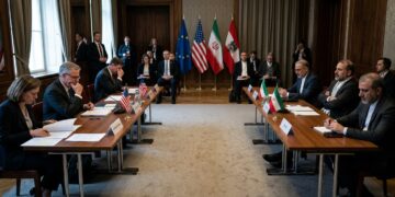 جمود دبلوماسي وتحذيرات حاسمة: كبير المفاوضين الإيرانيين يؤكد غياب التقدم في مباحثات واشنطن وطهران