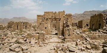 مشهد يظهر موقعًا أثريًا يمنيًا متضررًا، يرمز إلى التراث الثقافي اليمني المهدد.