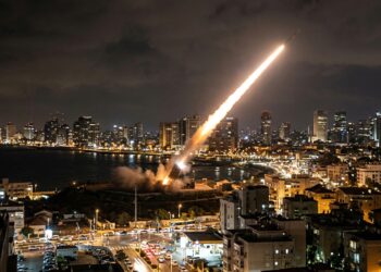 صورة توضيحية لتعامل الدفاعات الجوية الكويتية مع تهديدات صاروخية، مع إشارة إلى أهمية التعامل الرسمي مع الفيديو المتداول.