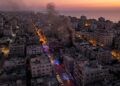 صورة بانورامية لقطاع غزة بعد غارات إسرائيلية، تظهر آثار الدمار والدخان المتصاعد.