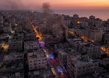 صورة بانورامية لقطاع غزة بعد غارات إسرائيلية، تظهر آثار الدمار والدخان المتصاعد.