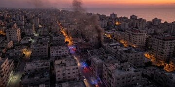 صورة بانورامية لقطاع غزة بعد غارات إسرائيلية، تظهر آثار الدمار والدخان المتصاعد.