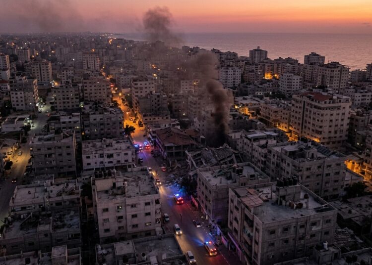 صورة بانورامية لقطاع غزة بعد غارات إسرائيلية، تظهر آثار الدمار والدخان المتصاعد.