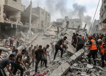 صورة تظهر آثار دمار في شقق سكنية بمدينة غزة بعد غارات إسرائيلية، مع وجود فرق إنقاذ وأشخاص يبحثون بين الأنقاض.